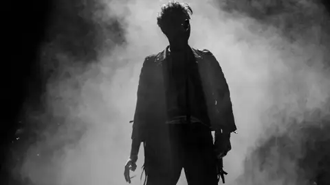 Una persona en un escenario Una persona en un escenario