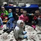 Niños posan para un fotógrafo en el refugio antiaéreo en Mariupol