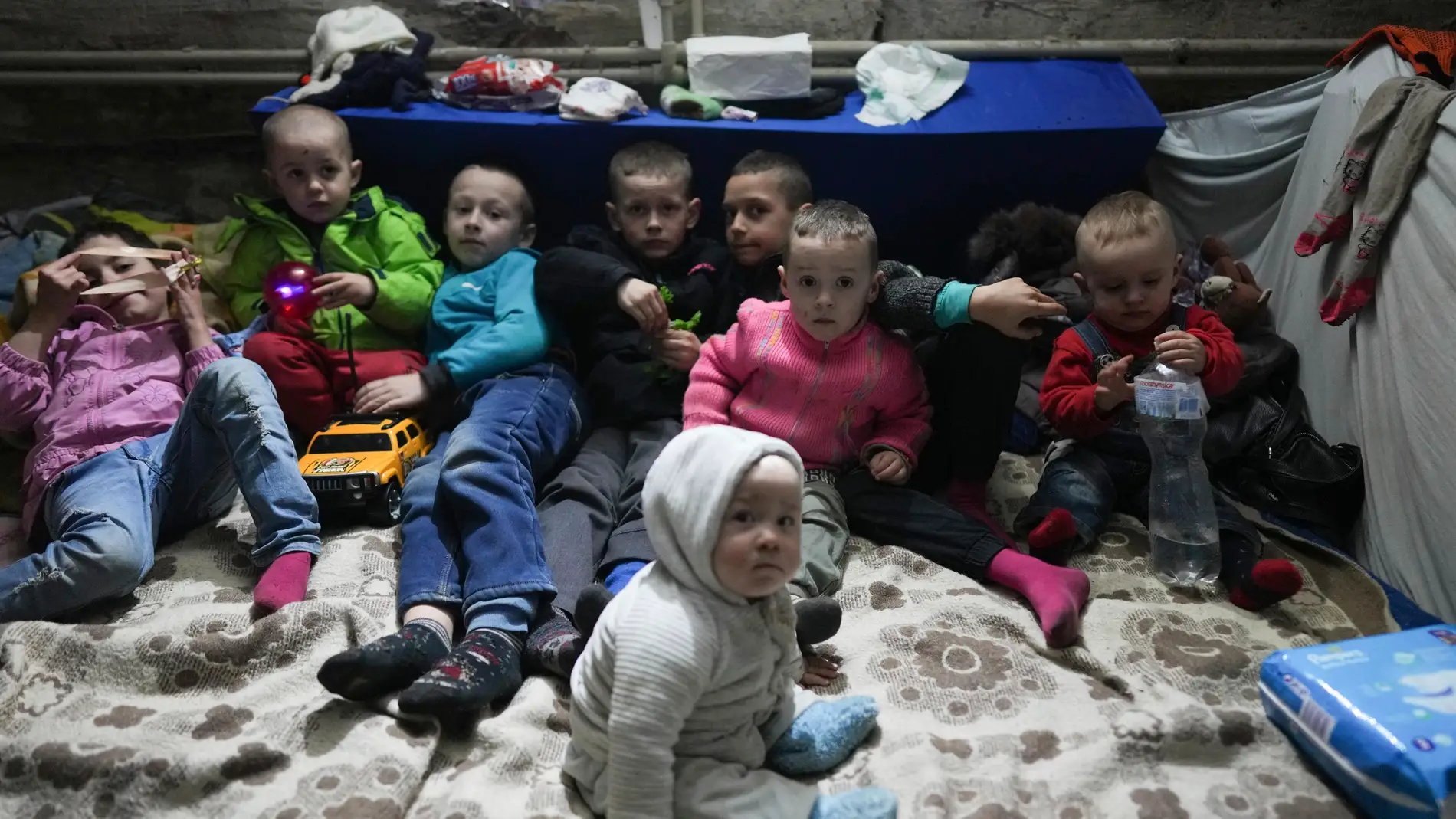 Niños posan para un fotógrafo en el refugio antiaéreo en Mariupol