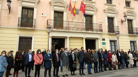 Los alcala&iacute;nos muestran su apoyo a la comunidad ucraniana en la concentraci&oacute;n silenciosa convocada por la Federaci&oacute;n de Municipios y Provincias