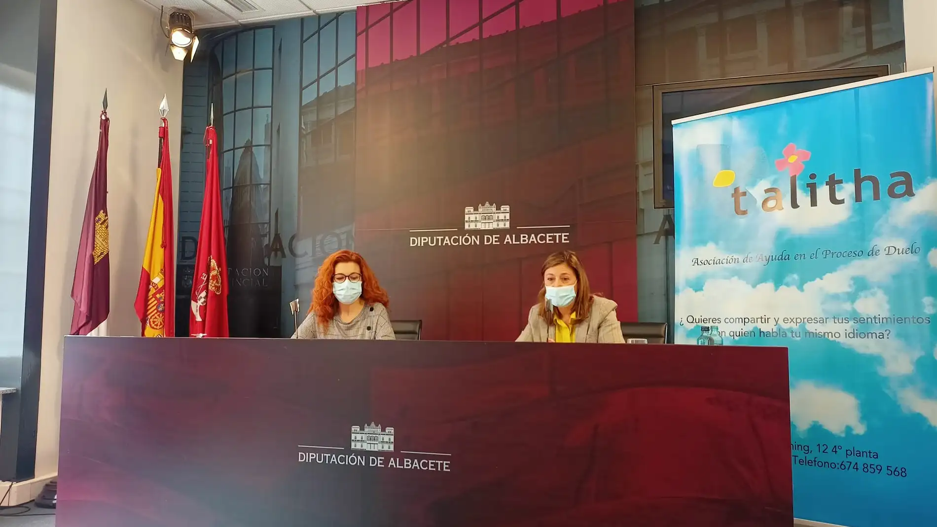 Juani García y Pilar Martínez, presidenta de Talitha, presentando las XV Jornadas Sociales sobre 'Elaboración del duelo'