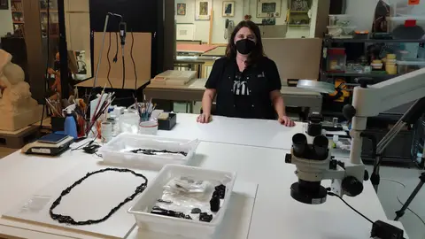 Sonia Briones, no taller de restauración no Museo de Pontevedra Cita a cegas