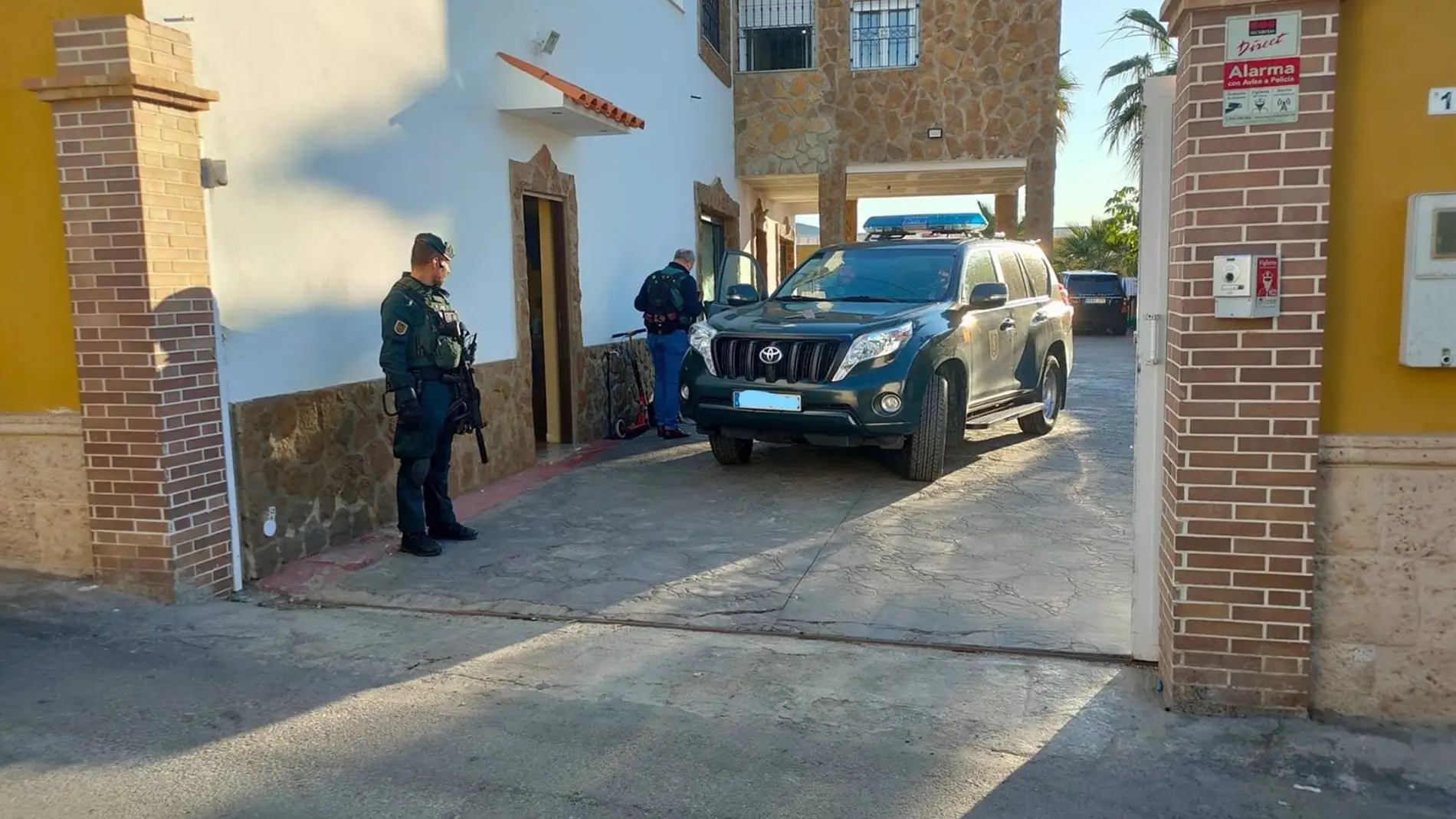 La Guardia Civil realiza una operación en Roquetas de Mar contra el blanqueo de capitales del narcotráfico