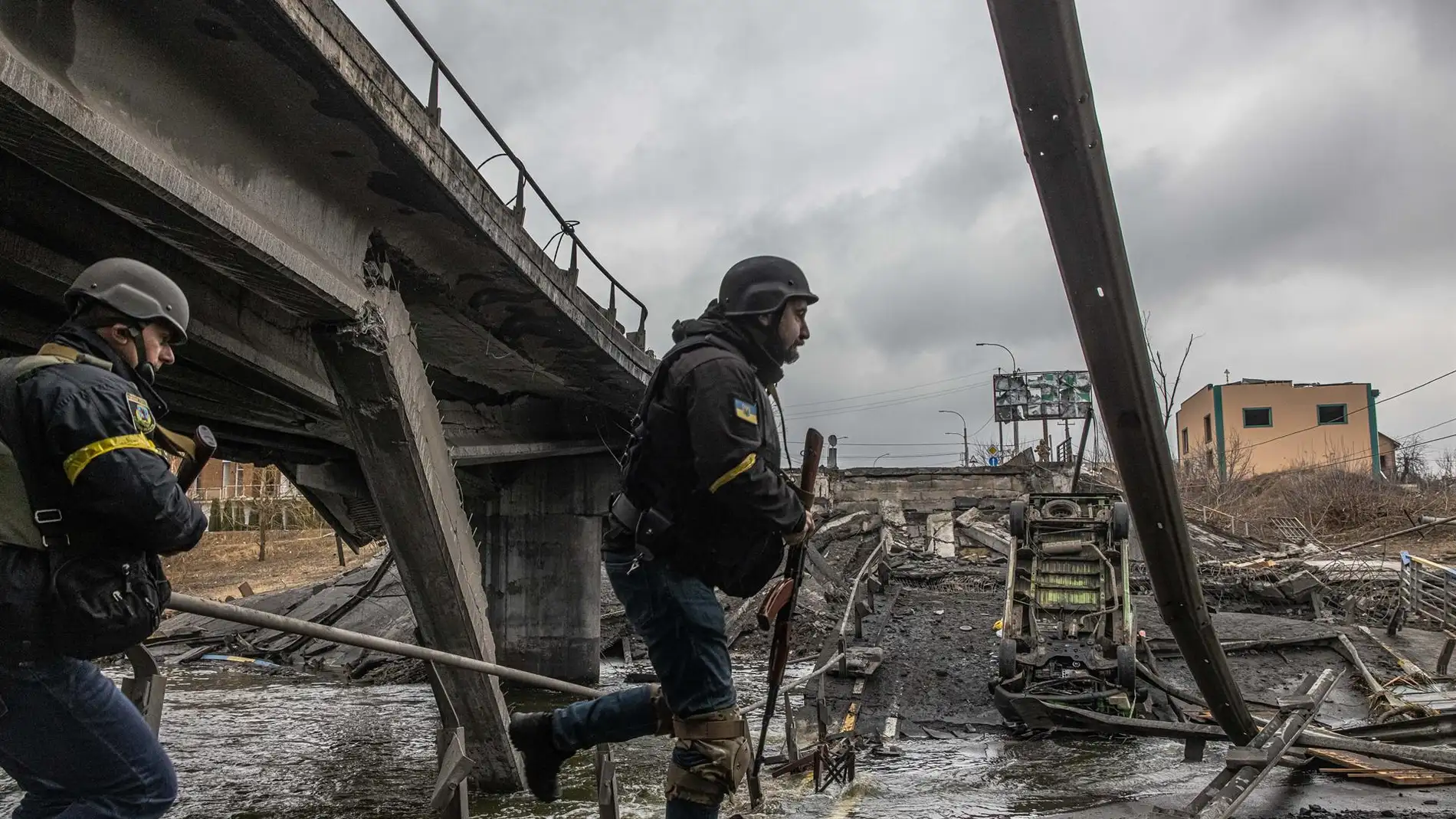 Militares ucranianos pasan junto a un puente destruido en la ciudad de Irpin, en la provincia de Kiev. 