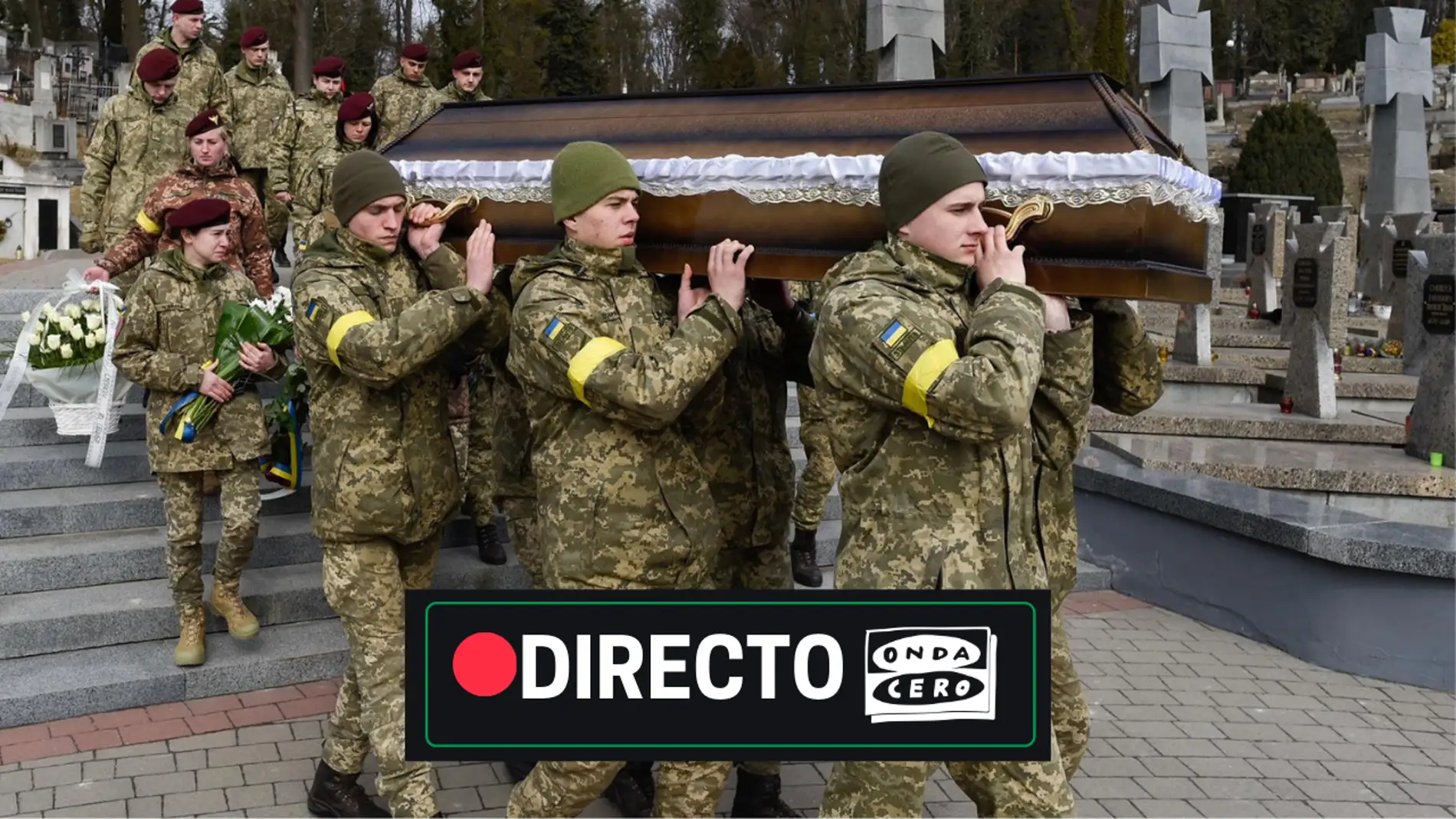 Militares ucranianos en el funeral de un soldado. / Efe