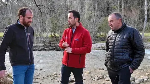 David Villar entre el alcalde de Piloña, Iván Allende, y el presidente de la parroquia de Villamayor, Andrés Rojo David Villar entre el alcalde de Piloña, Iván Allende, y el presidente de la parroquia de Villamayor, Andrés Rojo