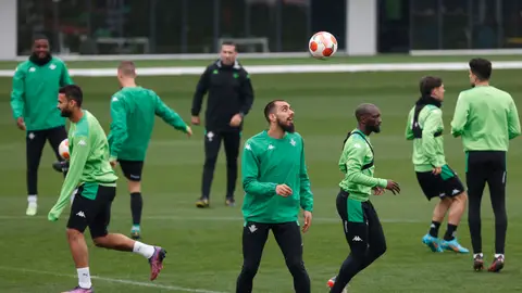 Borja Iglesias controla el balón en un entrenamiento del Betis en la Ciudad Deportiva. Borja Iglesias controla el balón en un entrenamiento del Betis en la Ciudad Deportiva.