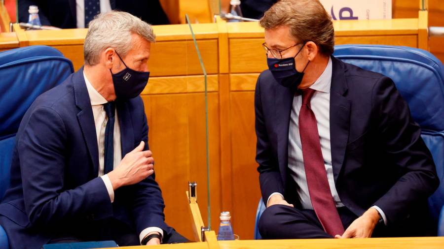 Feijóo defiende que está cumpliendo con su deber al compatibilizar Xunta y PP "un corto espacio de tiempo" Feijóo defiende que está cumpliendo con su deber al compatibilizar Xunta y PP "un corto espacio de tiempo"