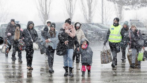 Refugiados ucranianos cruzan la frontera con Rumanía, en Siret