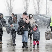 Refugiados ucranianos cruzan la frontera con Rumanía, en Siret Refugiados ucranianos cruzan la frontera con Rumanía, en Siret