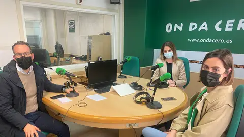 Héctor Díez, Esther Díez e Inma Mora, en la tertulia de Onda Cero Elche-Comarcas del Vinalopó. Héctor Díez, Esther Díez e Inma Mora, en la tertulia de Onda Cero Elche-Comarcas del Vinalopó.