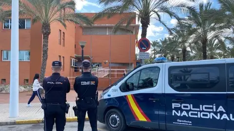 Agentes de la Policía Nacional junto a la Comisaría de Elche. Agentes de la Policía Nacional junto a la Comisaría de Elche.