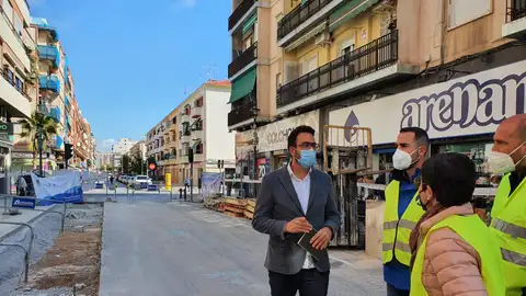 Adrián Santos Pérez conversa con empleados de la contrata de la obra Adrián Santos Pérez conversa con empleados de la contrata de la obra