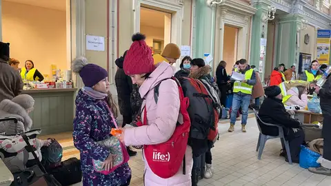 Los coches de particulares y autocares de asociaciones españolas siguen recogiendo a refugiados en la frontera de Polonia con Ucrania Los coches de particulares y autocares de asociaciones españolas siguen recogiendo a refugiados en la frontera de Polonia con Ucrani