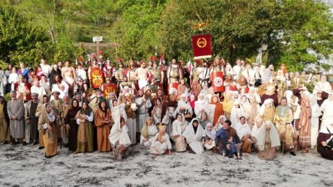 Participantes en una pasada edici&oacute;n del V&iacute;a Crucis