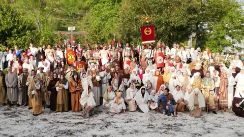 Participantes en una pasada edición del Vía Crucis Participantes en una pasada edición del Vía Crucis