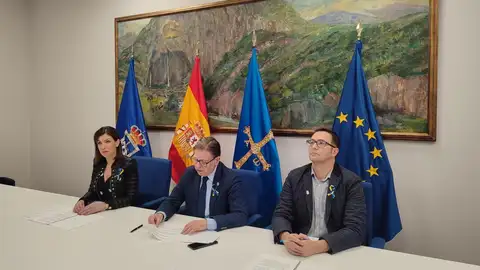 El alcalde de Oviedo, Alfredo Canteli; el concejal de Educación y Cultura, José Luis Costillas, y la concejala de Educación, Lourdes García. - AYUNTAMIENTO DE OVIEDO El alcalde de Oviedo, Alfredo Canteli; el concejal de Educación y Cultura, José Luis Costillas, y la concejala de Educación, Lourdes García. - AYUNTAMIENTO DE OVIEDO