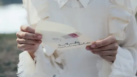 Una chica leyendo una carta Pexels