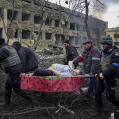 Bombardeo al hospital de maternidad de Mariupol.