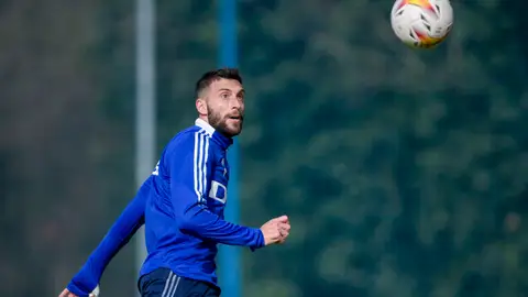Borja Bastón mira a un balón durante un entrenamiento Borja Bastón mira a un balón durante un entrenamiento