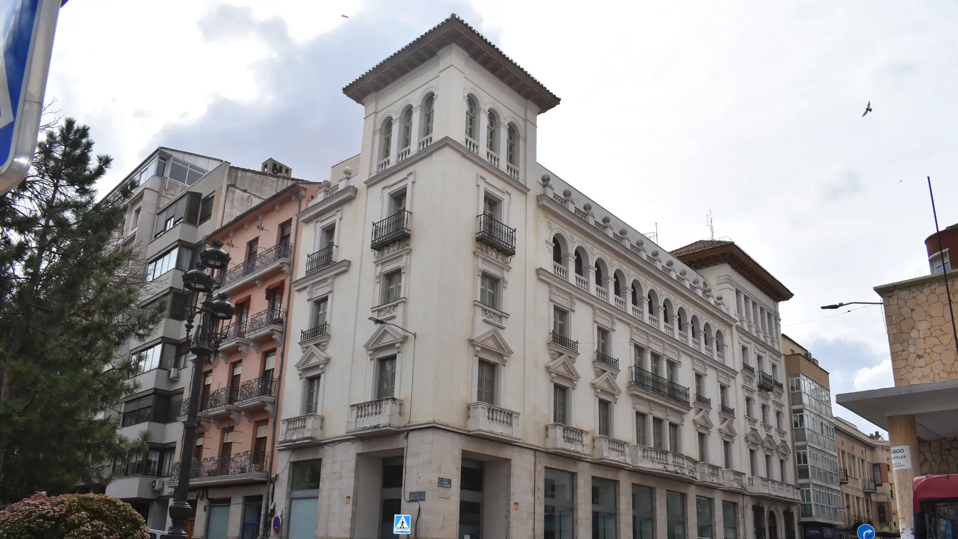 El edificio Iberia, en el centro de Cuenca, junto al parque de San Julián