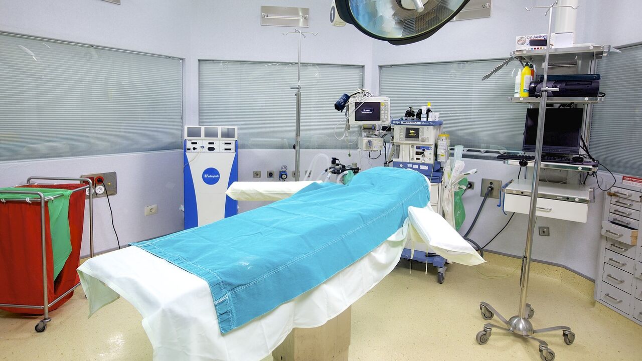 Desmantelan un quirófano clandestino que hacía aumentos de pecho y ...