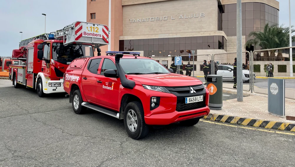 Varias unidades del Parque Comarcal de Bomberos de Elche han estado en primera línea para despedir a Francisco Vilella.