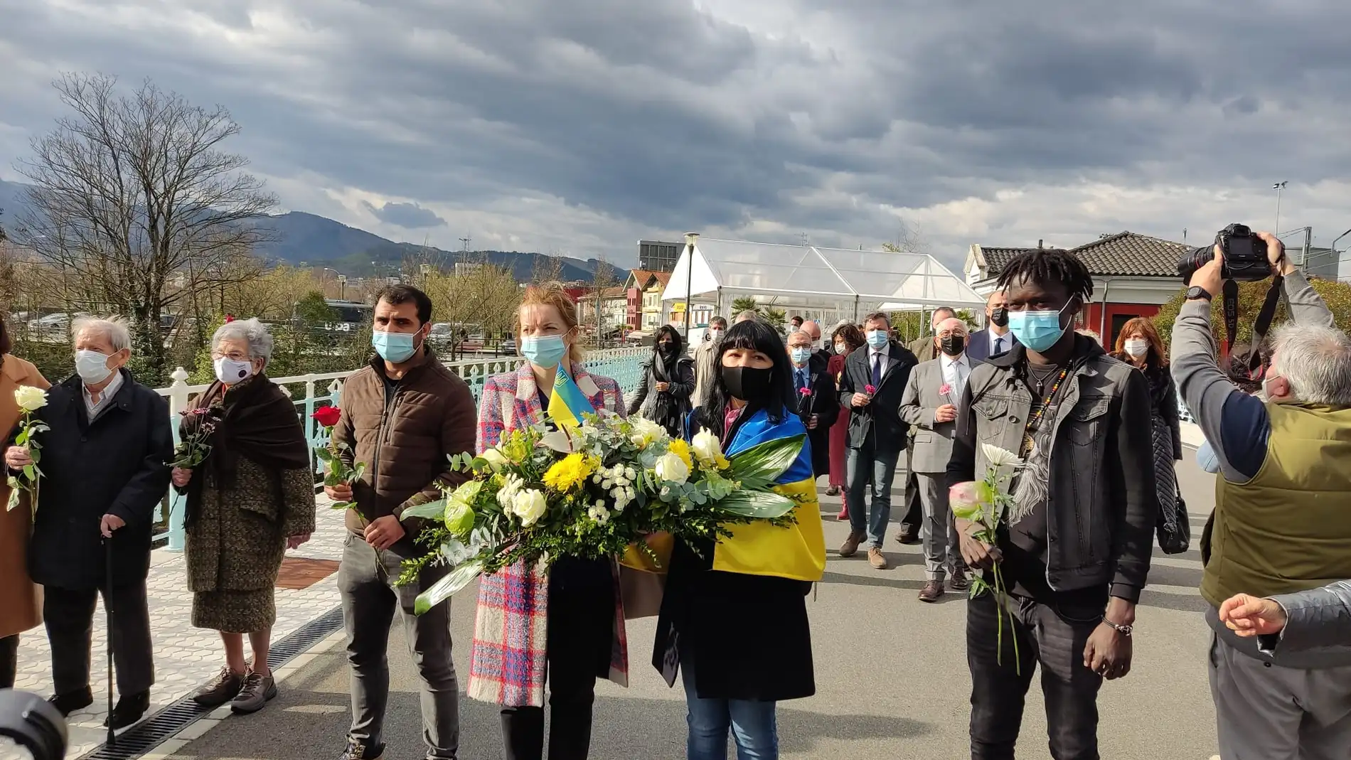 Ofrenda floral a los migrantes y a las personas fallecidas en el río Bidasoa en el puente de Santiago