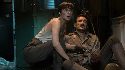 Aura Garrido y Miki Esparbé, en un fotograma de la película 'Malnazidos' Aura Garrido y Miki Esparbé, en un fotograma de la película 'Malnazidos'