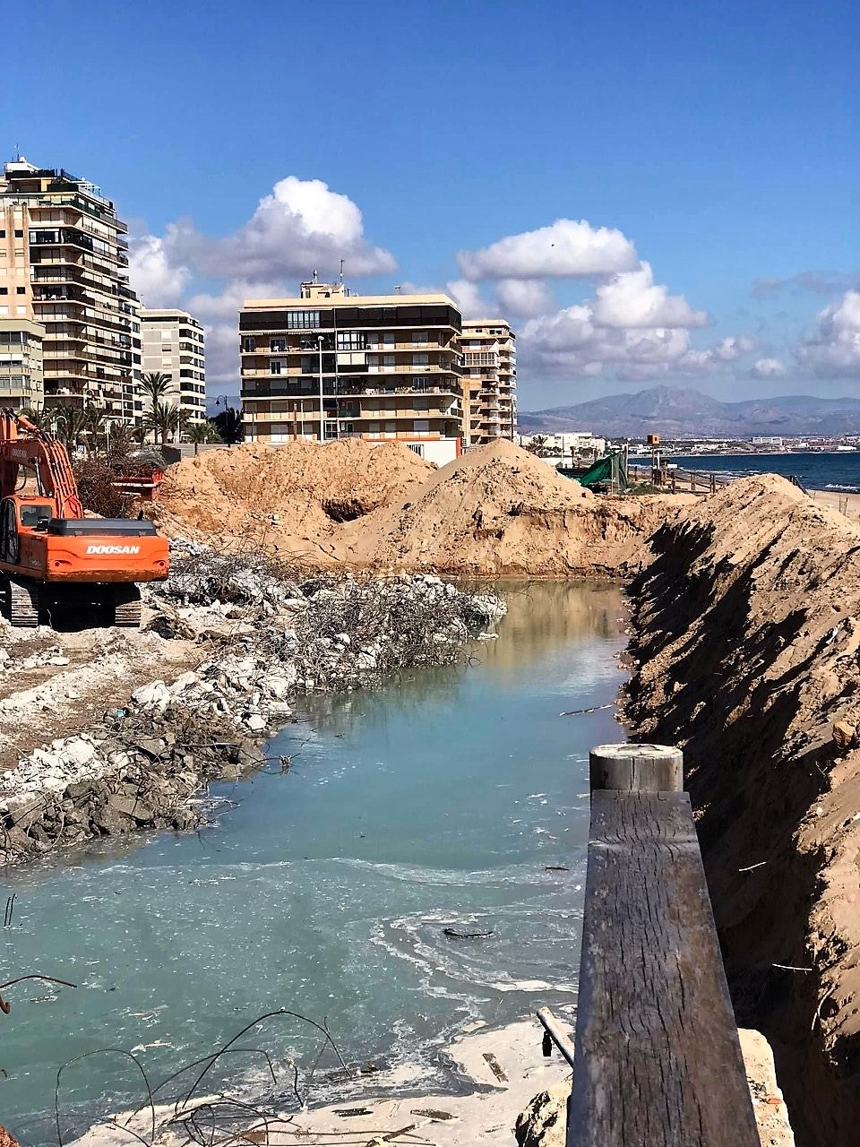 España Suma denuncia que en la regeneración de la playa de Arenales del Sol de Elche se ha enterrado “escombros, hormigón y hierro" España Suma denuncia que en la regeneración de la playa de Arenales del Sol de Elche se ha enterrado “escombros, hormigón y hierro"