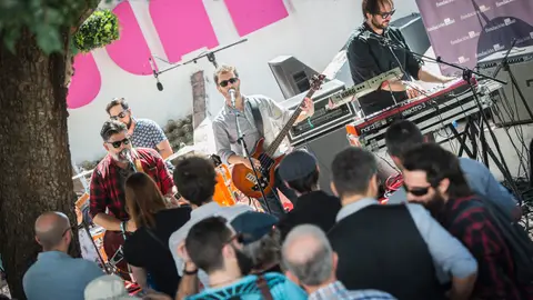Foto de archivo de una banda en el Festival Ojeando Foto de archivo de una banda en el Festival Ojeando