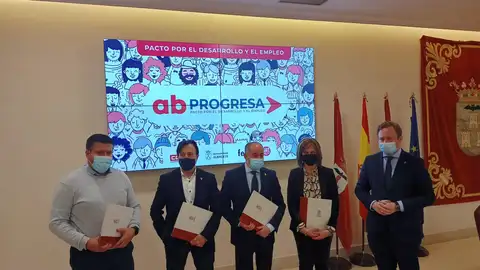 El Ayuntamiento y los agentes sociales impulsan el pacto 'Albacete Progresa' El Ayuntamiento y los agentes sociales impulsan el pacto 'Albacete Progresa'