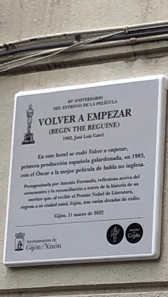 Una placa en el Hotel Asturias recuerda los 40 años del estreno de "Volver a empezar" Una placa en el Hotel Asturias recuerda los 40 años del estreno de "Volver a empezar"
