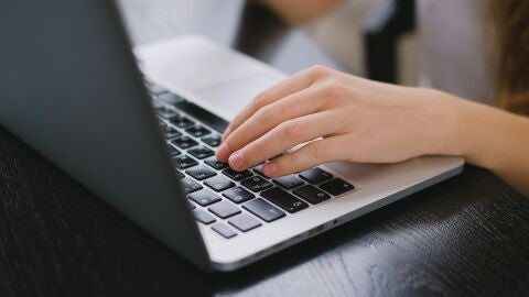 Una persona usa un ordenador 