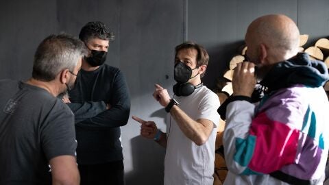 El director Luis Prieto da &oacute;rdenes en el rodaje de 'El enga&ntilde;o' junto al actor John Malkovich (d)