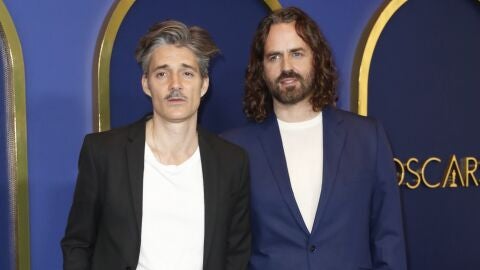 El director Alberto Mielgo (i) y el productor Leo S&aacute;nchez Barbosa (d) asisten al almuerzo de los Oscar 2022