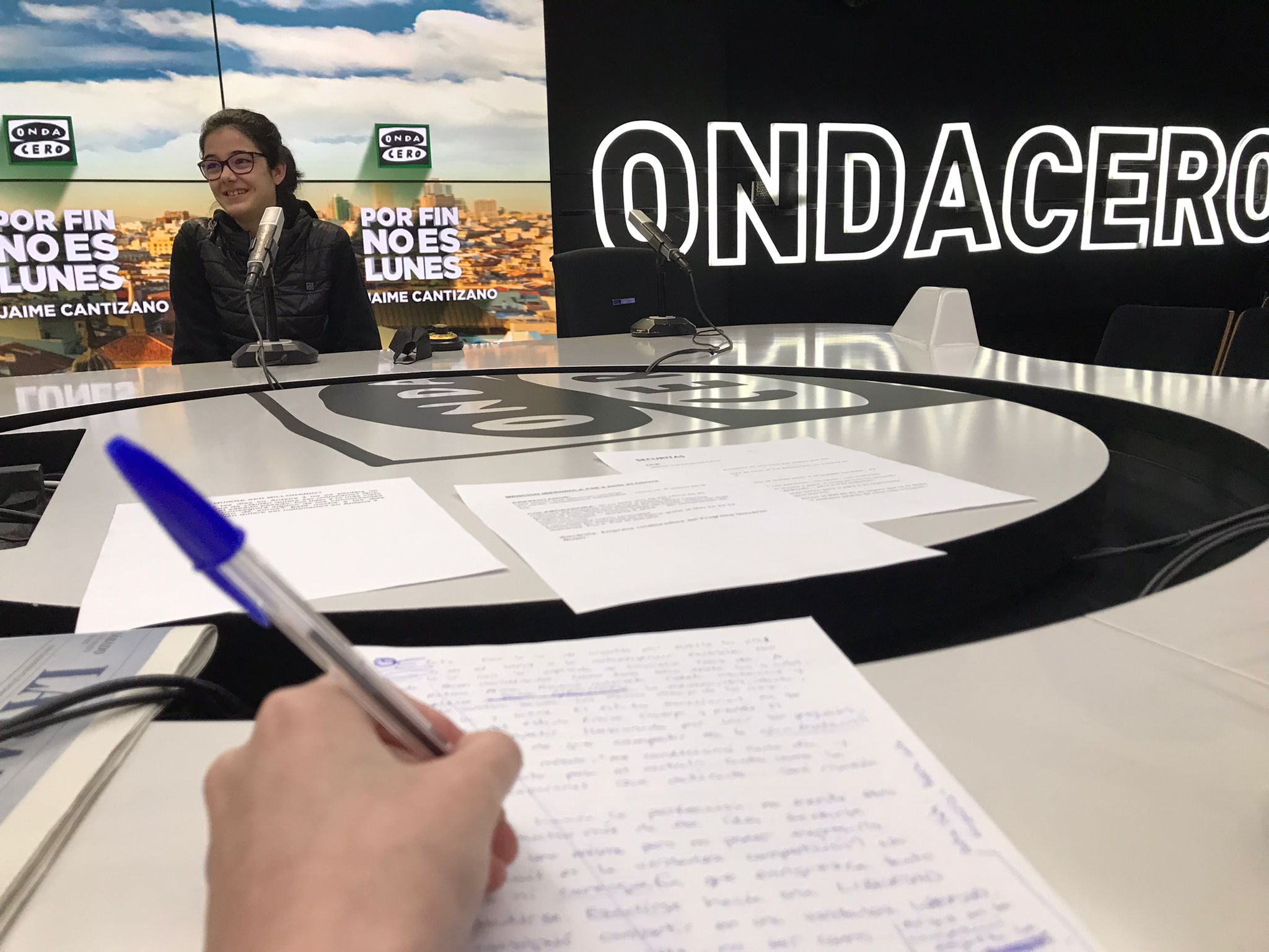 El garabato de Isabel Lobo a Olatz Rodríguez: "Orgullo por pararle los pies en el tapiz a la autoexigencia excesiva" El garabato de Isabel Lobo a Olatz Rodríguez: "Orgullo por pararle los pies en el tapiz a la autoexigencia excesiva"