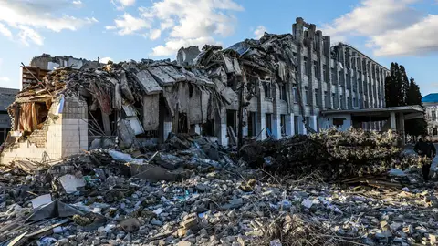 Imagen de archivo de un edificio ucraniano destruido por un bombardeo ruso Imagen de archivo de un edificio ucraniano destruido por un bombardeo ruso
