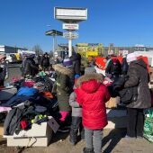 Refugiados ucranianos que han huido de la guerra en la frontera con Polonia