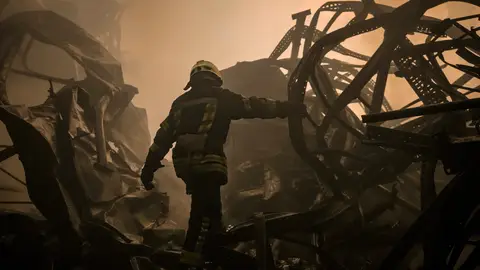 Un bombero ucraniano atraviesa los restos de los ataques rusos en las afueras de Kiev Un bombero ucraniano atraviesa los restos de los ataques rusos en las afueras de Kiev