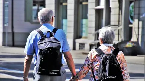 Pareja de pensionistas paseando Pareja de pensionistas paseando
