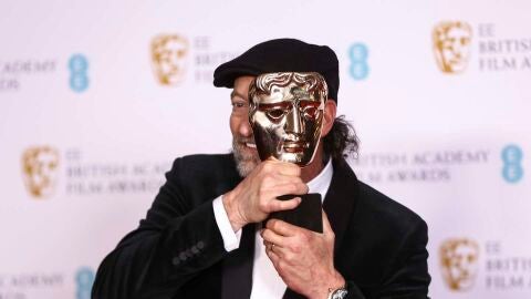 El actor Troy Kotsur sostiene su premio BAFTA a Mejor Actor de reparto por 'CODA'