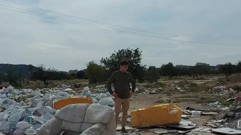El concejal socialista Raúl Ruíz en Santa Faz rodeado de escombros El concejal socialista Raúl Ruíz en Santa Faz rodeado de escombros