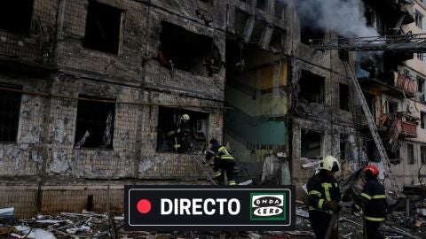 Bomberos trabajan para extinguir el fuego en un edificio residencial atacado por Rusia en Kiev/ Reuters