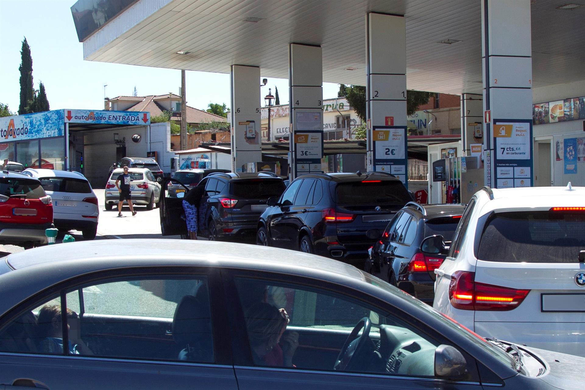 Francia anuncia una rebaja en la gasolina para luchar contra el aumento de los precios Francia anuncia una rebaja en la gasolina para luchar contra el aumento de los precios