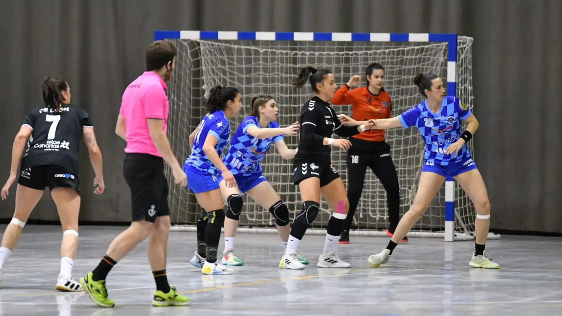 Una jugada de un partido del Base Oviedo Femenino