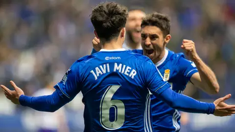 Brugman felicita a Javi Mier, tras su gol al Valladolid Brugman felicita a Javi Mier, tras su gol al Valladolid