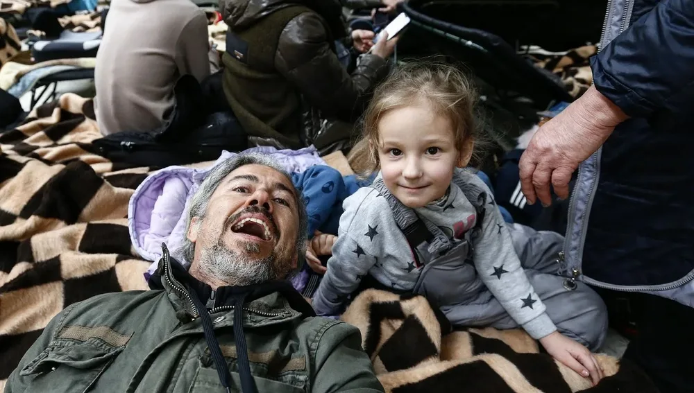 Manuel Lorenzo junto a refugiados de Ucrania