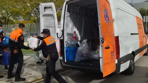 Voluntarios de Protección Civil descargan paquetes en Ciudad de la Luz Voluntarios de Protección Civil descargan paquetes en Ciudad de la Luz