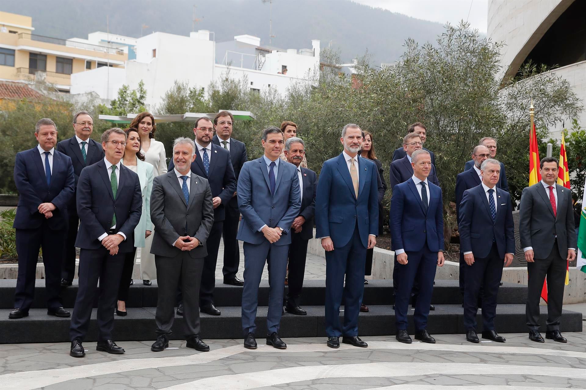 Persona física y un señor de Murcia: El 'buen rollo' en la Conferencia de presidentes de La Palma Persona física y un señor de Murcia: El 'buen rollo' en la Conferencia de presidentes de La Palma